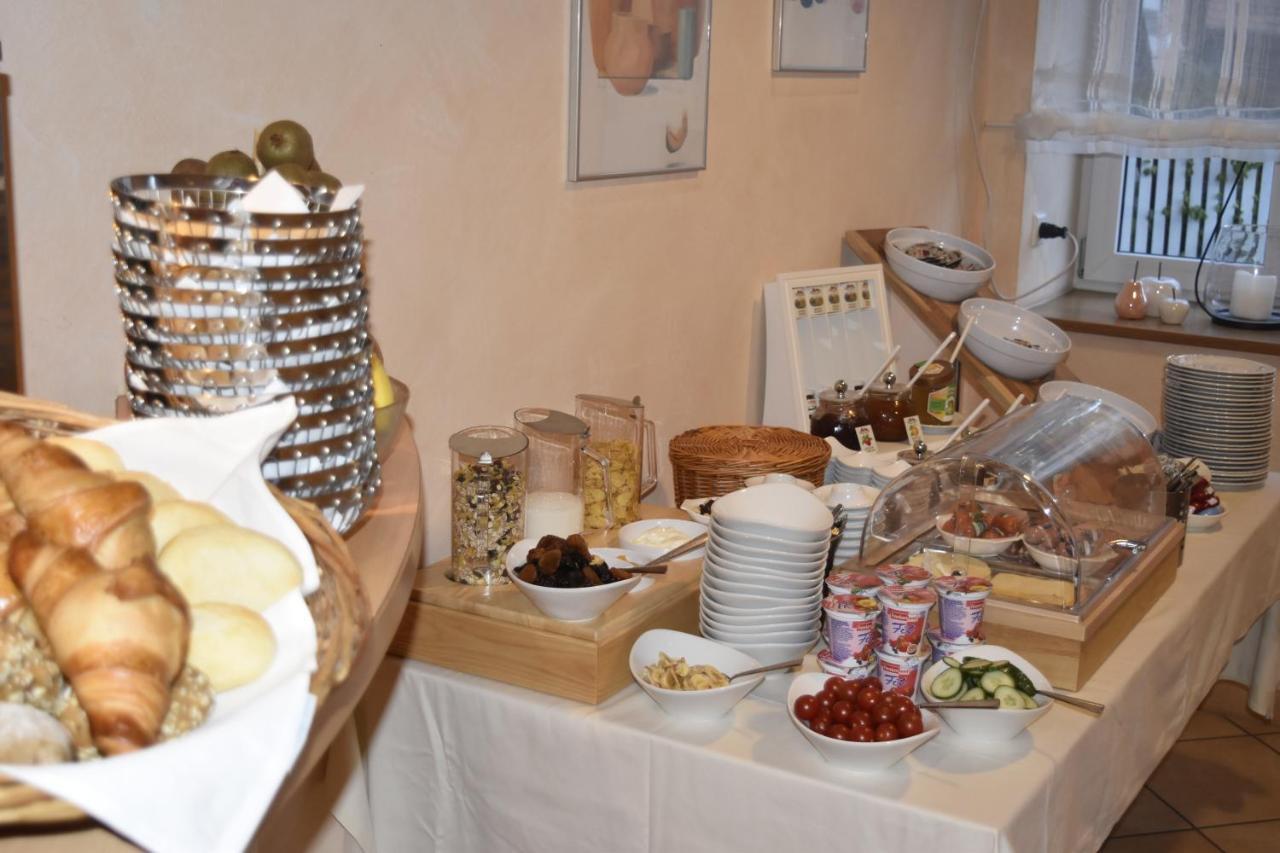 Gasthof Pension Zum Goldenen Hirschen Burgbernheim エクステリア 写真